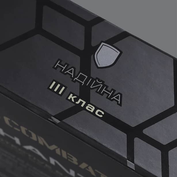 11 - Поліетиленова бронеплита Combatant 3-го класу Ultra-lightweight. Вага 1,25 кг. Розмір 26 на 33 см. Чорна