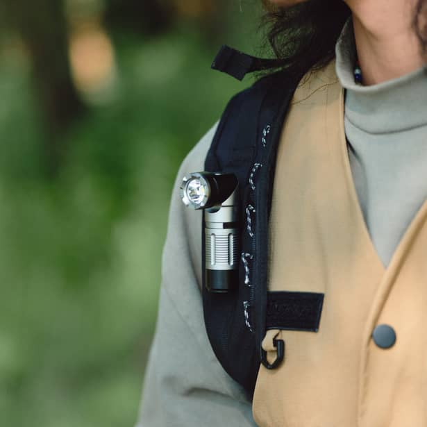 4 - Ручной фонарь с клипсой Naturehike CNK2450ZM013. Серый
