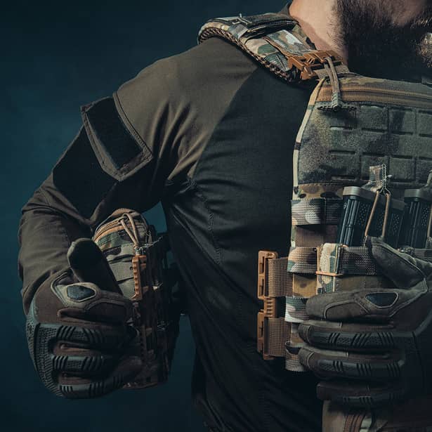 11 - Плитоноска TUR PRO с системой быстрого сброса. Molle. 3 подсумка для AK/AR. Цвет Мультикам.